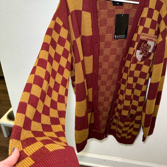 NWT Harry Potter Gryffindor Embroidered Button Up Unisex Cardigan - Picture 4 of 12